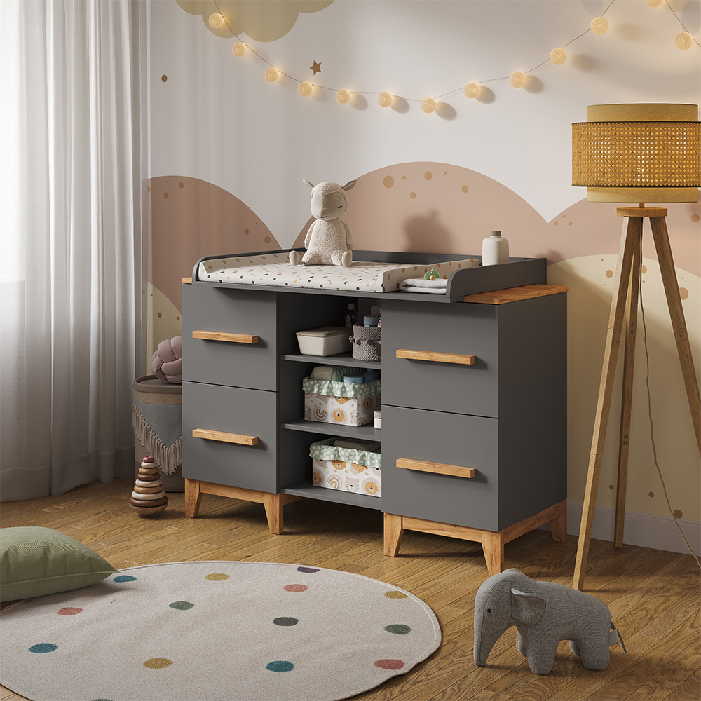Wickelkommode in Grau/Artisan, dargestellt im Ambiente mit Dekoration