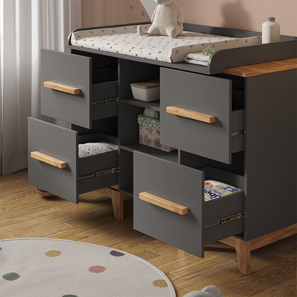 Nahaufnahme von Wickelkommode in Grau/Artisan, zeigt Textur/Details