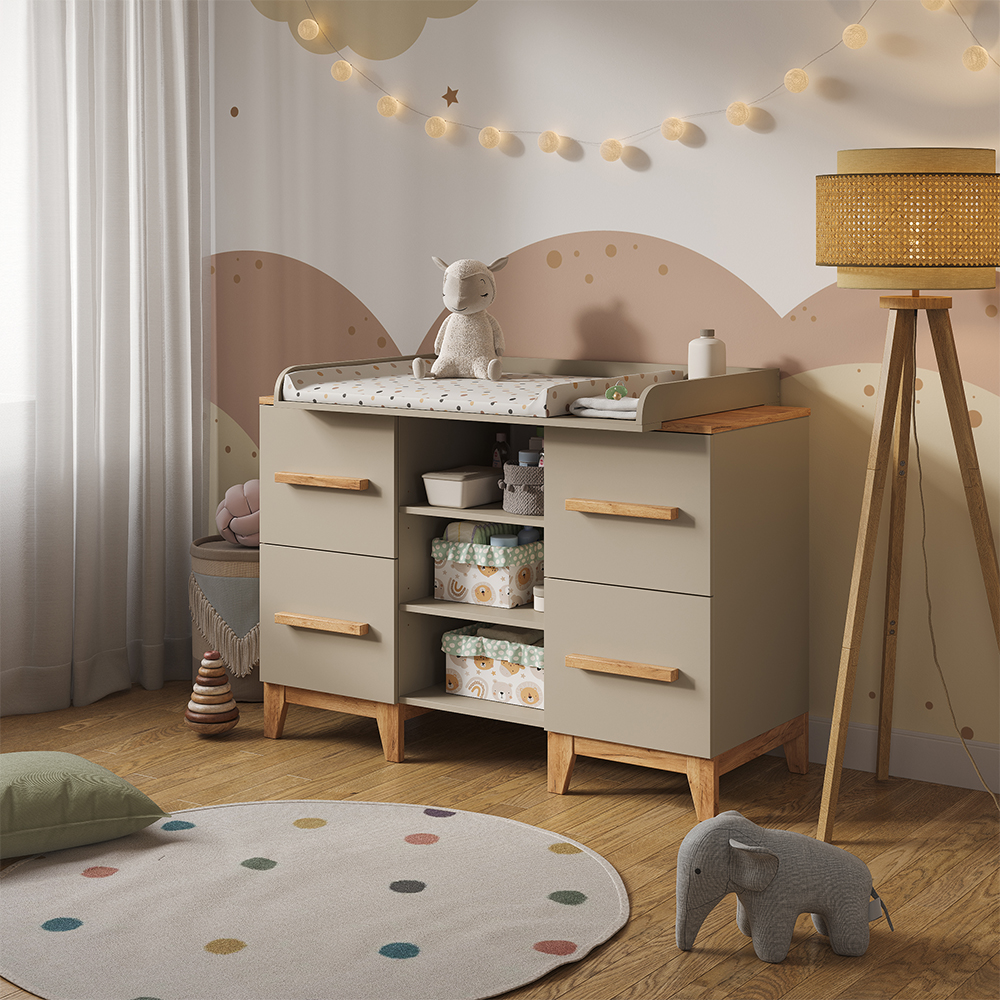 Wickelkommode in Cashmere/Artisan, dargestellt im Ambiente mit Dekoration