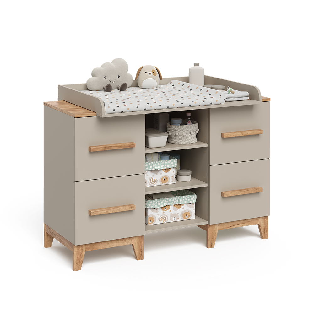 Wickelkommode in Cashmere/Artisan auf weißem Hintergrund mit dekorativen Elementen