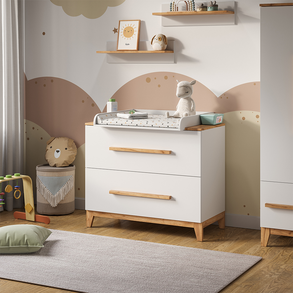 Wickelkommode in Weiß/Artisan, dargestellt im Ambiente mit Dekoration