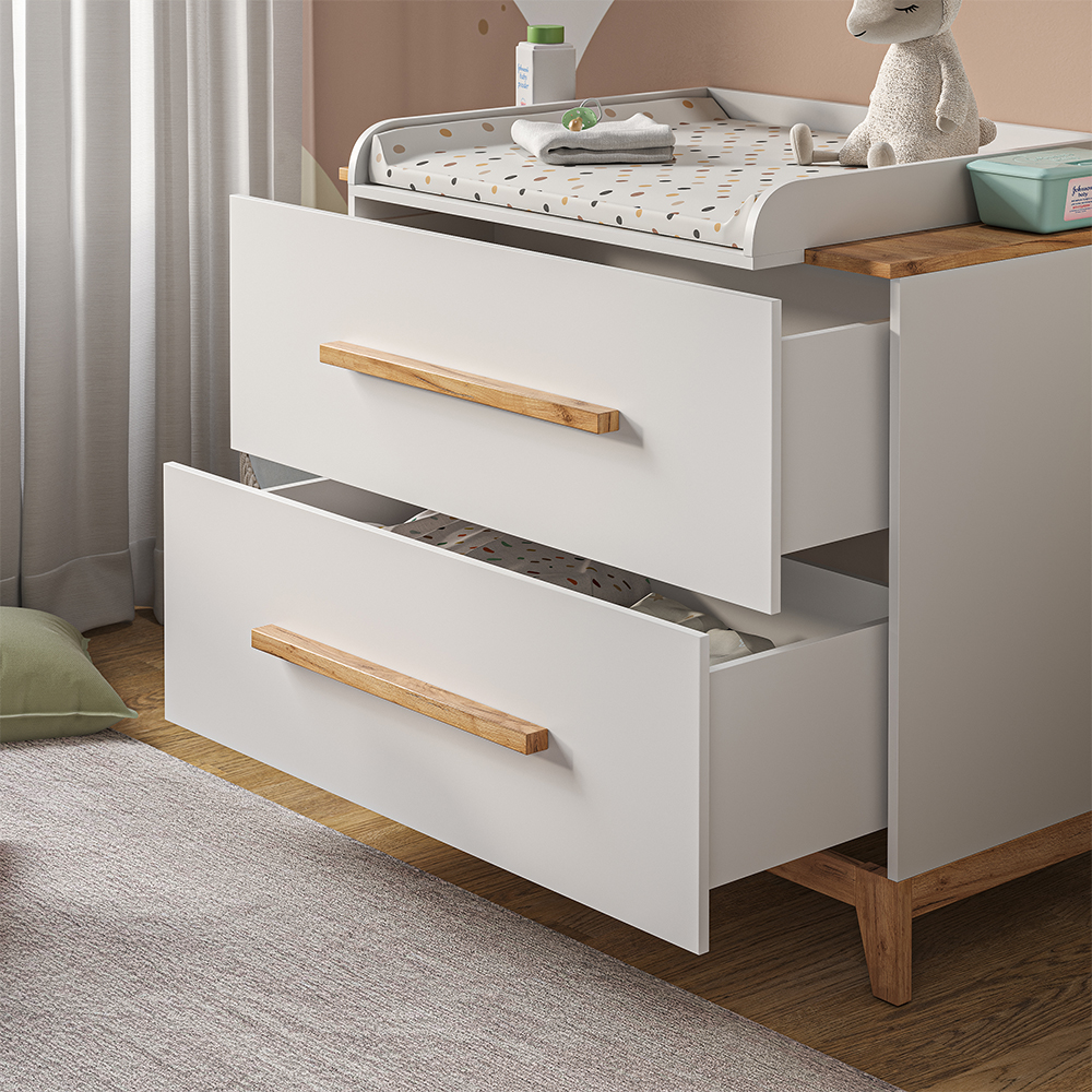 Nahaufnahme von Wickelkommode in Weiß/Artisan, zeigt Textur/Details