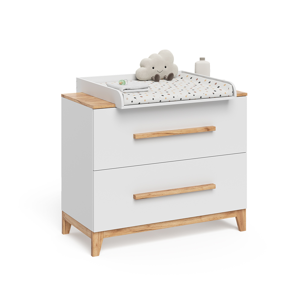 Wickelkommode in Weiß/Artisan auf weißem Hintergrund mit dekorativen Elementen