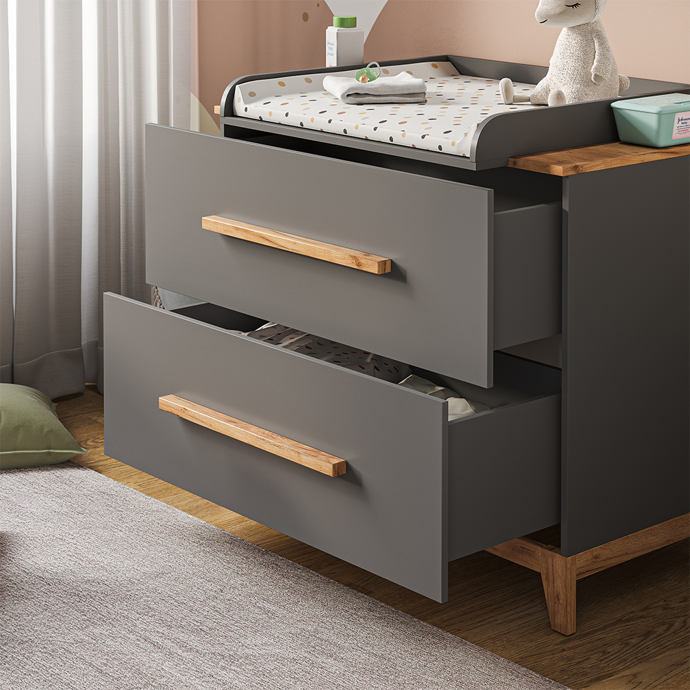 Nahaufnahme von Wickelkommode in Grau/Artisan, zeigt Textur/Details