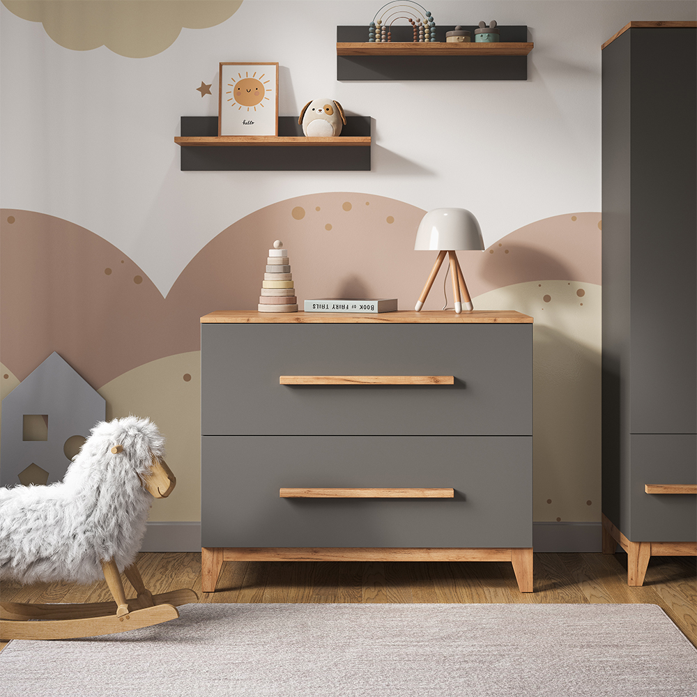 Nahaufnahme von Wickelkommode in Grau/Artisan, zeigt Design- und Oberflächendetails