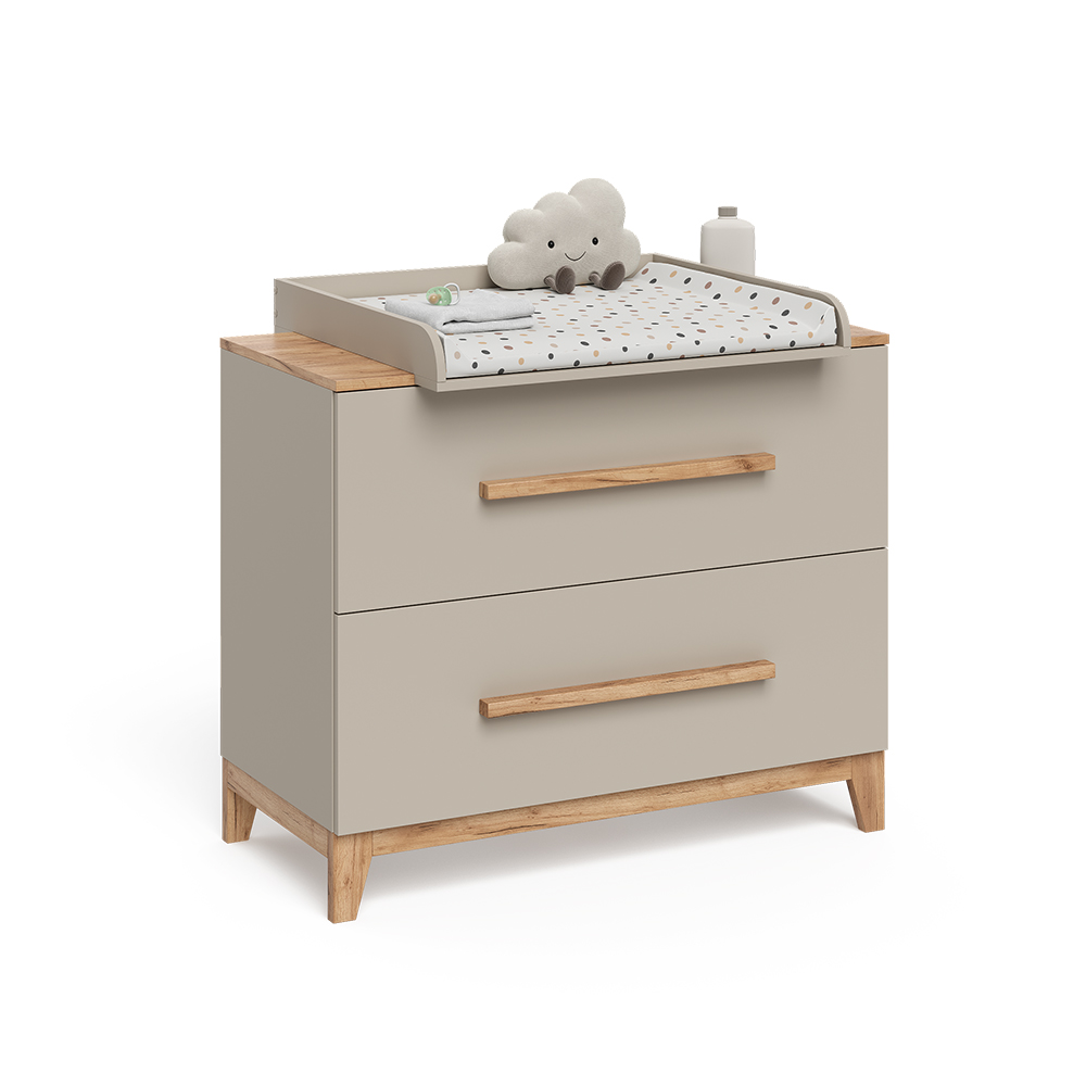 Wickelkommode in Cashmere/Artisan auf weißem Hintergrund mit dekorativen Elementen