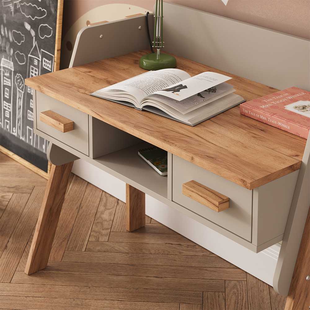 Nahaufnahme von Schreibtisch in Cashmere/Artisan, zeigt Textur/Details